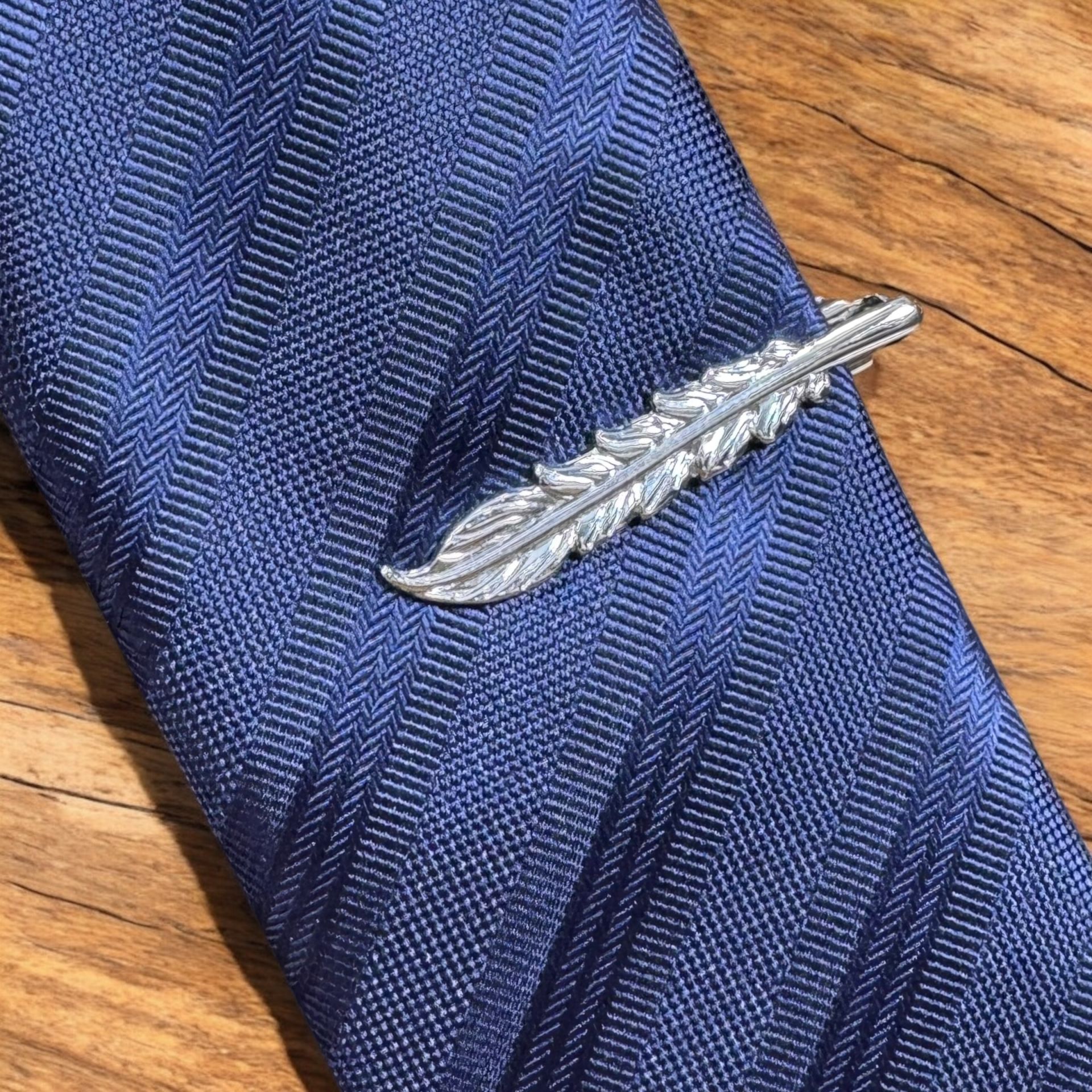Kuş Tüyü Figürlü Kravat İğnesi
