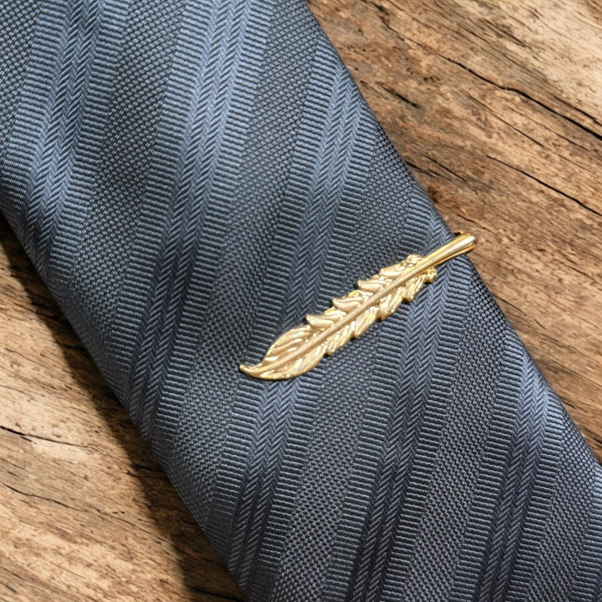 Kuş Tüyü Figürlü Kravat İğnesi
