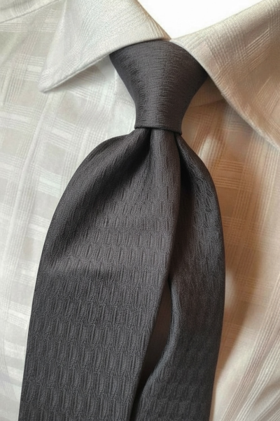 %100 İpek Siyaha Siyah Minimal Desen Kravat | Özel Dokuma, İtalyan Stil