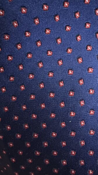 %100 İpek İtalyan Como Kumaş Lacivert Kırmızı Minimal Desen Kravat – 8 cm